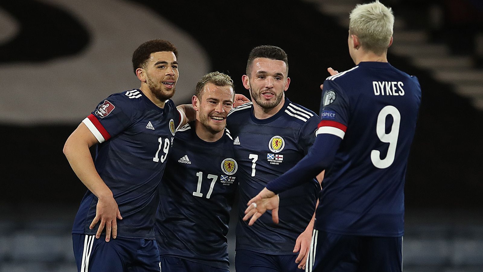 
                <strong>Schottland</strong><br>
                Im Freundschaftsspiel gegen die Niederlande setzt Trainer Steve Clarke auf eine Fünferkette - der Weg zum Glück? Die Schotten sicherten sich ein 2:2, lagen über weite Strecken der Partie sogar in Führung. Die Fünferkette ermöglicht es Schottland, sowohl mit Star-Spieler Andrew Robertson als auch mit Kieran Tierney (als Innenverteidiger) aufzulaufen. Im Mittelfeld könnte ein starkes Premier-League-Trio aus Scott McTominay, Billy Gilmour und John McGinn die Fäden ziehen. Letzterer gab jüngst zu Protokoll: "Wir sind heiß auf dieses Turnier. Können es kaum erwarten." Allerdings treffen die Schotten in der Gruppe D auf England, Kroatien und Tschechien, es dürfte auf einen Zweikampf mit Kroatien hinauslaufen, sollten der Favoriten England nicht ins Straucheln geraten.
              