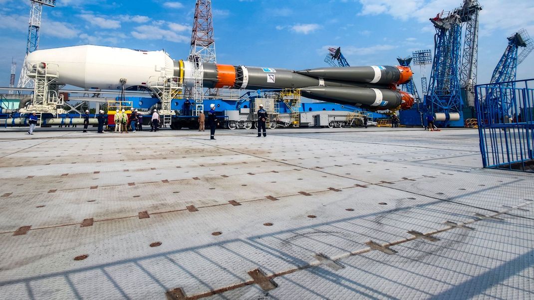 Erste russische Mission dieser Art seit fast 50 Jahren: Die Trägerrakete vom Typ Sojus-2.1b soll mit der Raumsonde "Luna-25" an Bord zum Mond fliegen.