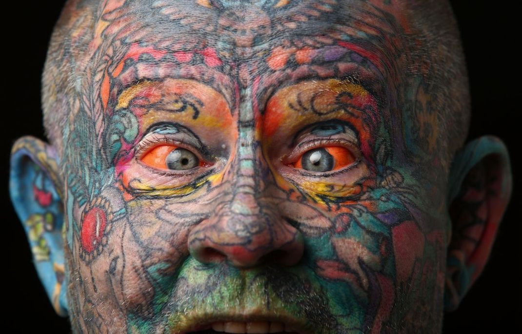 Bei einem Eyeball-Tattoo wird die weiße Augenhaut mit Tätowierfarbe gefärbt. Vierzig Stiche sind dazu nötig. Dabei wird Tinte in die Sklera - die Lederschicht, die das Augenweiß umgibt - gespritzt. Das ist gefährlich: Möglich sind Netzhautablösungen, Blutungen, Infektionen, Narbenbildungen und allergische Reaktionen auf die Tätowierfarbe. Außerdem: Ist das Weiß in den Augen einmal gefärbt, bleibt das ein Leben lang. 