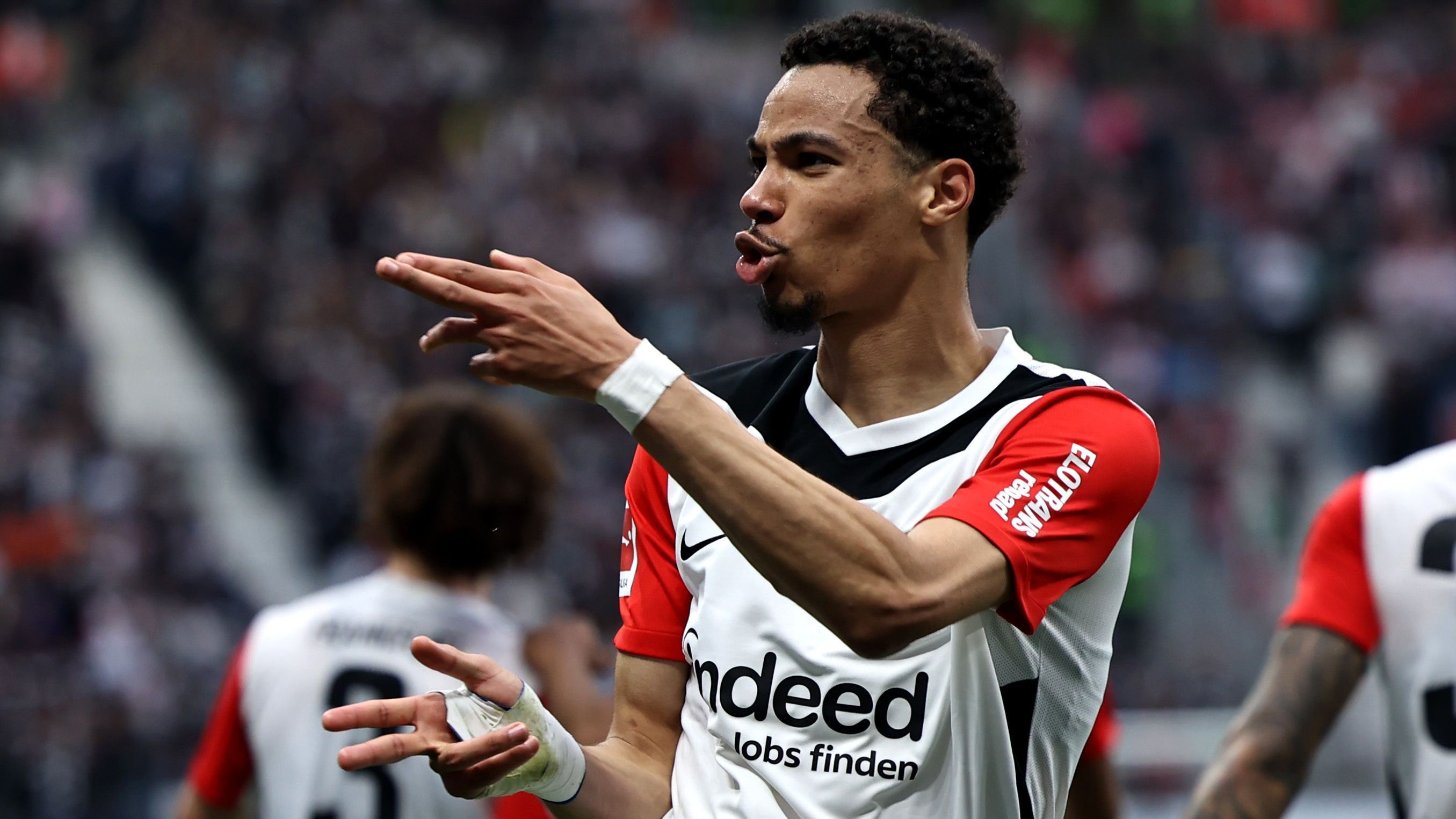 <em><strong>Hugo Ekitike (Eintracht Frankfurt)</strong><br>Verzeichnet Eintracht Frankfurt im Sommer das nächste Riesen-Transferplus? Top-Stürmer Hugo Ekitike steht auf der Liste einiger Top-Klubs. Darunter befindet sich wohl auch der FC Chelsea, der sich einem Bericht dem französischen Radiosender "RMC Sport" in "fortgeschrittenen" Gesprächen mit der SGE befindet ...</em>