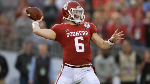 
                <strong>Baker Mayfield (Quarterback)</strong><br>
                Drei Quarterbacks sind vorgestellt und vom Gewinner der Heisman Trophy war noch keine Rede! Baker Mayfield gilt für die einen als neuer Russell Wilson, für die anderen als zweiter Johnny Manziel. Mit 1,85 Metern ist Mayfield verhältnismäßig klein für einen Quarterback, weiß das aber wie seine Vorgänger mit improvisierten Plays und seiner Mobilität auszugleichen. Mayfield verzeichnete 4627 Yards, 43 Touchdowns, sechs Interceptions und fünf Rushing Touchdowns für die Sooners aus Oklahoma. Wären da nur nicht die Skandälchen um eine vorläufige Festnahme wegen Trunkenheit gewesen …
              