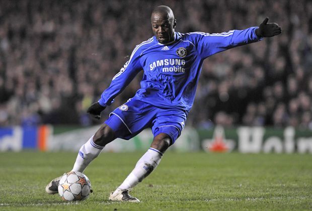 
                <strong>Claude Makelele</strong><br>
                Der Franzose verlässt Real Madrid 2003 und schließt sich dem FC Chelsea an. Die "Blues" legen satte 20 Millionen Euro für den 30-Jährigen auf den Tisch.
              