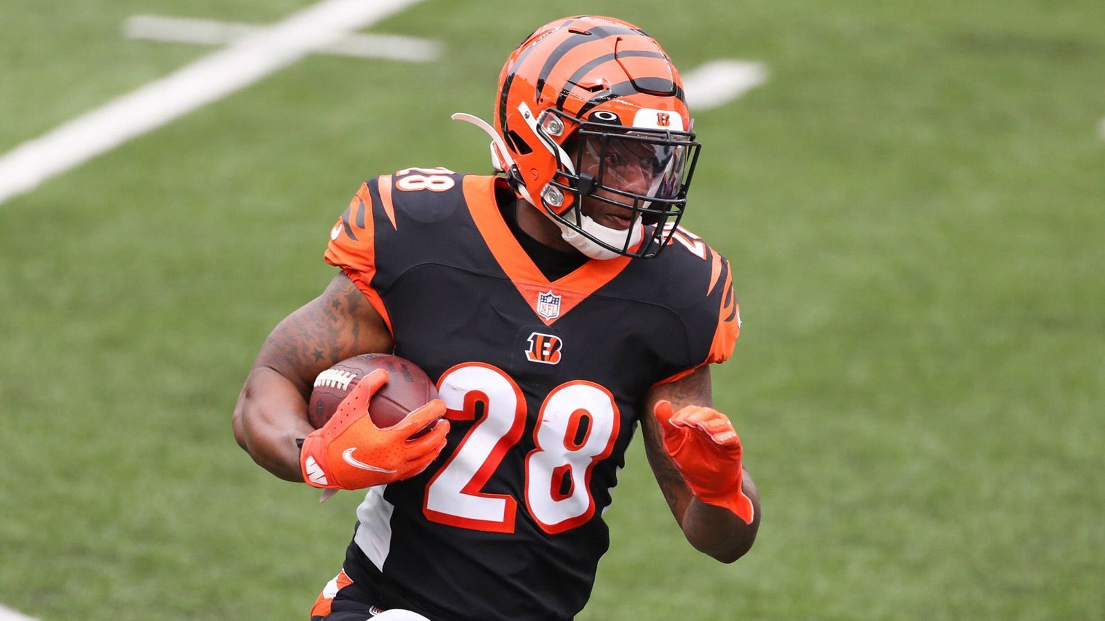 
                <strong>9. Joe Mixon (Cincinnati Bengals)</strong><br>
                Vor seinem Einstieg in die NFL galt Joe Mixon als Skandalspieler, weil er auf dem College mit dem Gesetz in Konflikt geraten war. Seine Leistungen bei den Cincinnati Bengals sprechen allerdings für sich. Der 24-Jährige kam vergangene Saison verletzungsbedingt zwar nur auf sechs Einsätze, 428 Rushing Yards und vier Touchdowns, wurde aber dennoch auf Platz 9 gewählt.
              