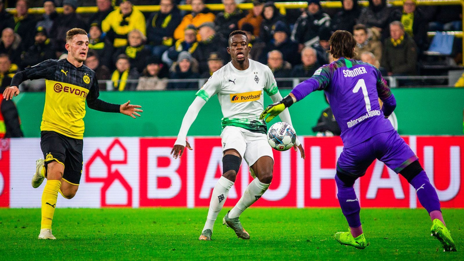 
                <strong>Yann Sommer (Borussia Mönchengladbach)</strong><br>
                Sommer ist in der ersten Halbzeit nur selten gefordert, hat allerdings Glück, dass der Schuss von Hazard an die Latte knallt. In der zweiten Hälfte bekommt Sommer mehr Bälle auf das Tor. In der 75. Minute pariert er zunächst stark gegen Sancho, ist dann aber bei dem abgefälschten Schuss von Brandt chancenlos. Auch das Gegentor zum 1:2 ist ihm nicht anzulasten. ran-Note: 3
              