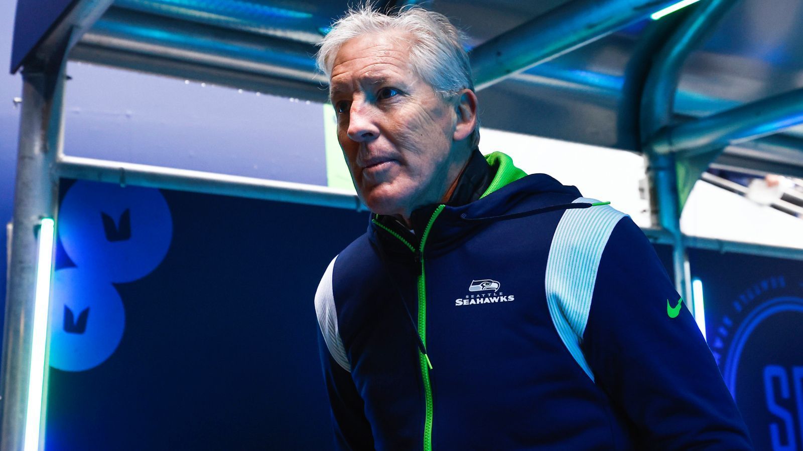 
                <strong>Platz 3: Pete Carroll (Seattle Seahawks)</strong><br>
                Der älteste Head Coach der NFL wäre vor der vergangenen Saison mit Sicherheit nicht auf Platz drei gelandet. Doch 2022 gelang Pete Carroll mit den Seattle Seahawks etwas, dass nicht einmal die größten Seattle-Fans in ihren kühnsten Träumen erwartet hätten. Obwohl der langjährige Quarterback Russell Wilson an die Denver Broncos abgegeben wurde und das Team im Vorjahr nur sieben Spiele gewonnen hatte, qualifizierten sich die Seahawks für die Playoffs. Das auch dank des neuen Spielmachers Geno Smith, der zuvor letztmals 2014 mit einem Starting-Job betraut worden war, sich aber unter der Anleitung von Carroll und seinen Assistenten zum Pro Bowler katapultierte. Man darf gespannt sein, was der Head Coach in dieser Spielzeit mit einem verbesserten Kader anstellen wird.
              