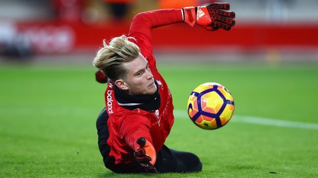 
                <strong>Loris Karius (FC Liverpool)</strong><br>
                Mit der Hoffnung, die Nummer 1 zu sein und zu bleiben, wechselte der deutsche Loris Karius im Sommer 2016 von Mainz nach Liverpool. Doch eine Verletzung durchkreuzte den Plan, unter Jürgen Klopp sofort durchzustarten. Nach der Rückkehr war Karius dann tatsächlich für kurze Zeit Stammkeeper, machte aber nicht immer eine gute Figur, weshalb Klopp das interne Torwart-Ranking im Dezember 2016 überdachte. Fortan war der 24-Jährige nur Backup des Belgiers Simon Mignolet - und ist es bis heute. Dennoch ist der 1,90-Meter-Hüne einer der besten aktuellen Ersatztorhüter der Welt und denkt laut seinem Berater gar nicht an einen Abgang im Sommer 2017.
              