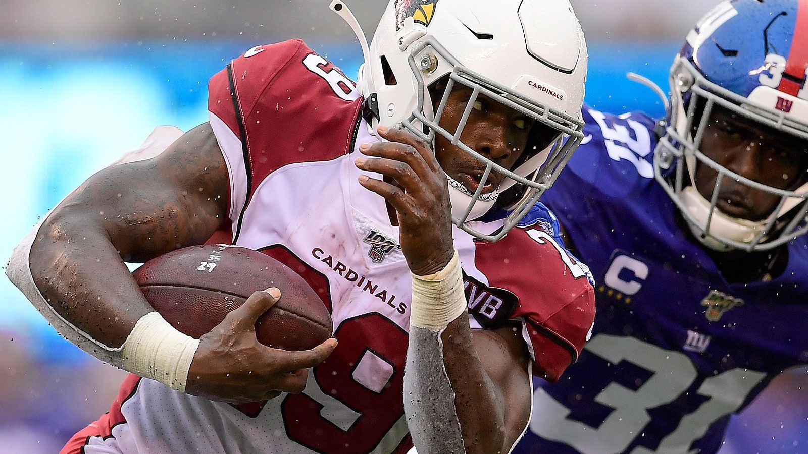 
                <strong>Gewinner: Chase Edmonds</strong><br>
                Star-Running-Back David Johnson war angeschlagen, also sprang Backup Chase Edmond ein und lieferte beim Sieg der Arizona Cardinals gegen die New York Giants eine große Show ab. Drei Rushing Touchdowns und 150 Rushing Yards belegen, dass es im Backfield der Cardinals nicht nur auf Johnson zu achten gilt.
              