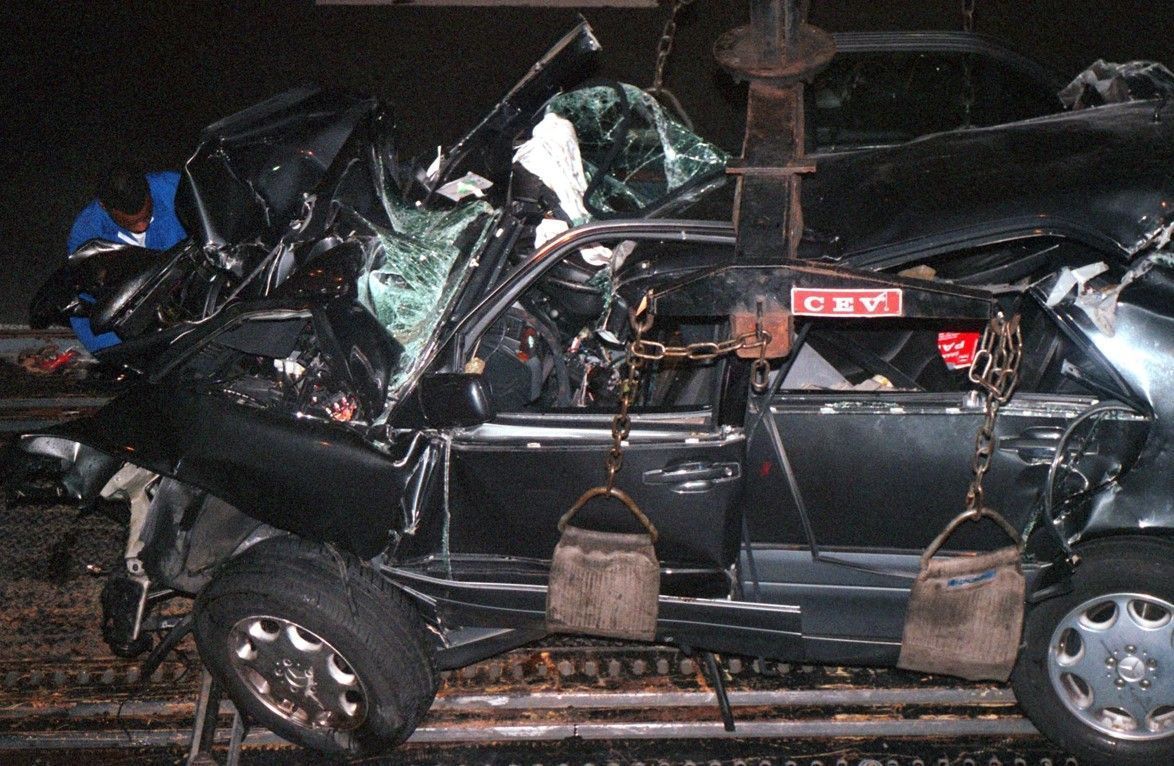 La voiture accidentée, une berline Mercedes, est récupérée du tunnel d'Alma après l'accident.  La voiture est une épave.  Diana est transportée dans un hôpital parisien après l'accident et est déclarée morte quelques heures plus tard. 