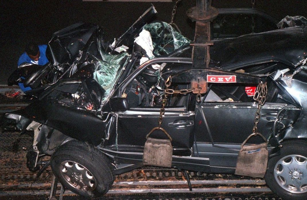 Der Unfallwagen, eine Mercedes Limousine, wird nach dem Crash aus dem Alma-Tunnel geborgen. Das Auto ist ein Wrack. Diana wird nach dem Unfall in ein Pariser Krankenhaus gebracht und einige Stunden später für Tod erklärt. 