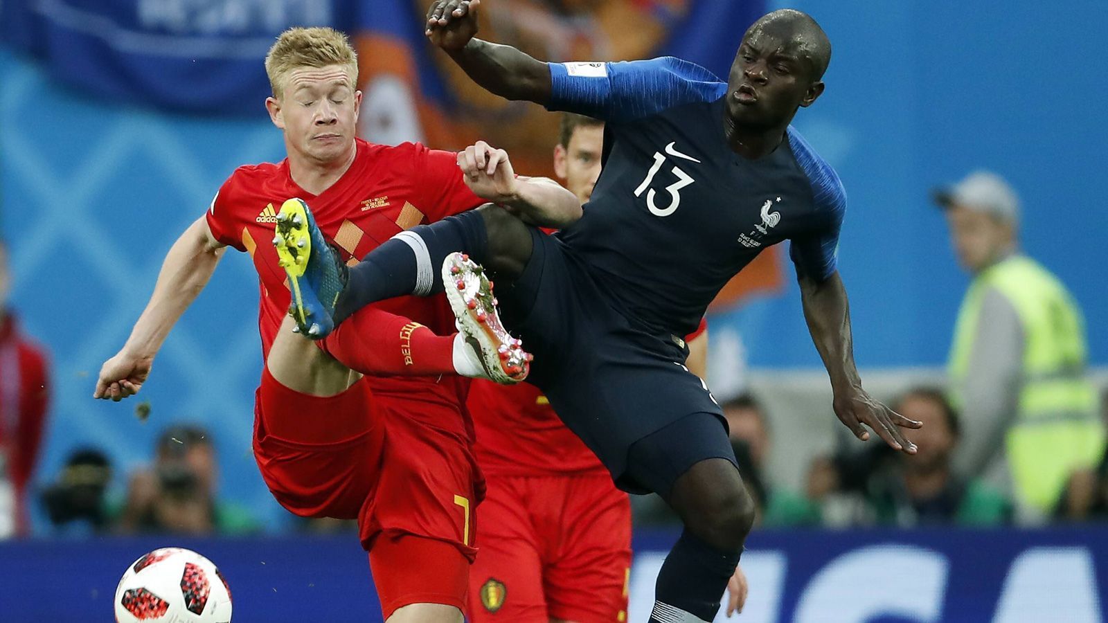 
                <strong>N'Golo Kante</strong><br>
                Während um Kante herum Pogba und Matuidi auf den Außenbahnen defensiv mithelfen, hat der Chelsea-Star seine Mitte fast schon im Alleingang im Griff – allerdings auch, weil die Belgier ohnehin viel lieber auf die Flügel ausweichen. ran-Note: 3
              