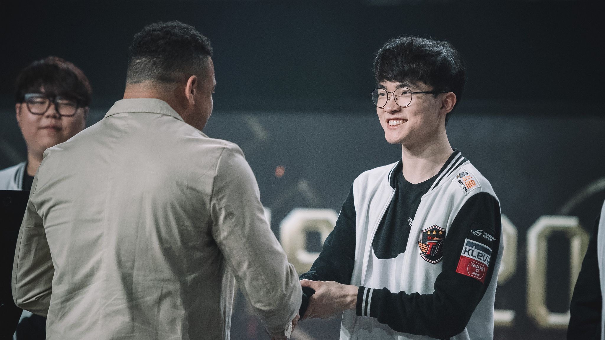 
                <strong>LoL-Superstar Faker im Kreis der Legenden</strong><br>
                Mit der Aufnahme von Faker in die Hall of Fame des eSports ehrt die ESL erstmals einen League of Legends-Profi auf diese Weise. Damit wird der Superstar Teil einer Reihe von Legenden. ran.de zeigt, wer es bisher in die Hall of Fame des eSports geschafft hat.
              