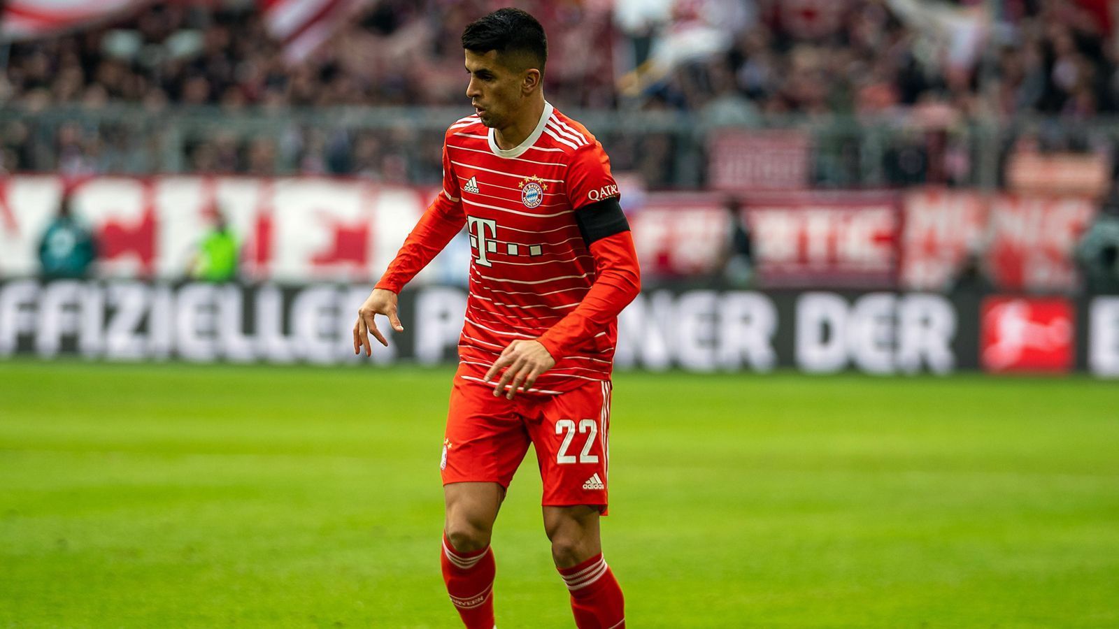 
                <strong>Joao Cancelo</strong><br>
                Der Portugiese wechselt die Seiten und ersetzt den formschwachen Davies. Rückt bei Ballbesitz vor, seine Flanken finden aber meist keinen Abnehmer. Rückt zur zweiten Halbzeit nach Umstellung auf Dreierkette nach rechts und seine erste Flanke auf Choupo-Moting (55.) ist gleich gefährlich. Automatismen mit den neuen Teamkollegen fehlen noch. Nach 59 Minuten gegen Coman ausgewechselt. ran-Note: 3
              