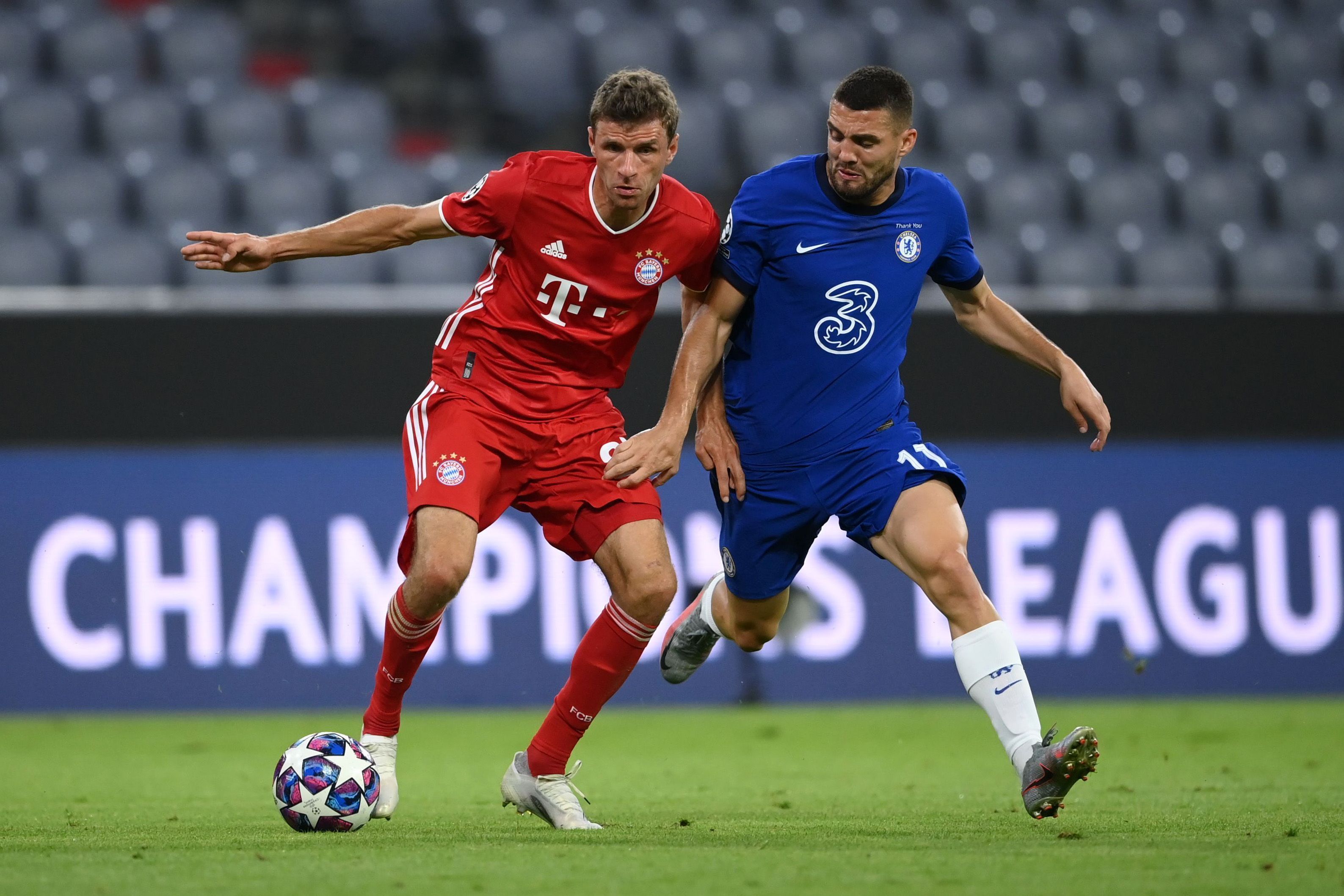 
                <strong>Achtelfinale: Thomas Müller (FC Bayern München)</strong><br>
                Thomas Müller ist auf dem besten Wege zum deutschen Rekordspieler. Bei dem 4:1 im Rückspiel gegen den FC Chelsea absolvierte der Offensivspieler seine 112. Partie in der "Königsklasse". Damit hat er den bisherigen Rekord von Philipp Lahm eingestellt. Mit seinem ersten Spiel beim Finalturnier in Lissabon wird Müller somit zum alleinigen Rekordhalter.   
              