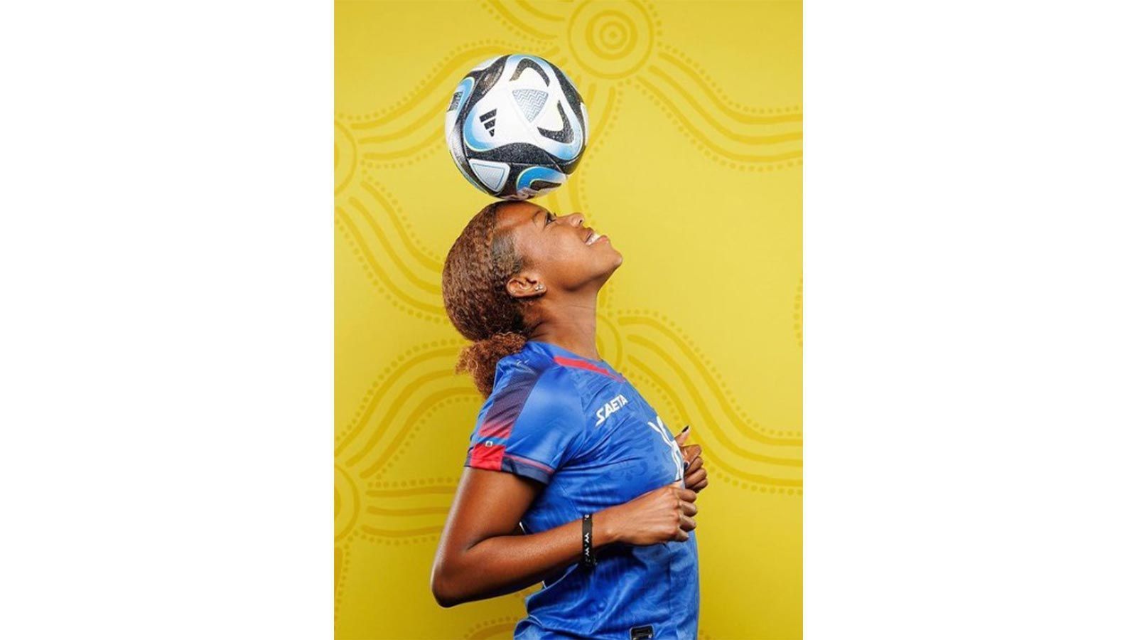 
                <strong>Haiti: Heimtrikot</strong><br>
                Milan Pierre-Jerome zeigt ihre Ball-Fertigkeiten im Heimtrikot der Haitianerinnen, das in einem kräftigen Blau erstrahlt,
              