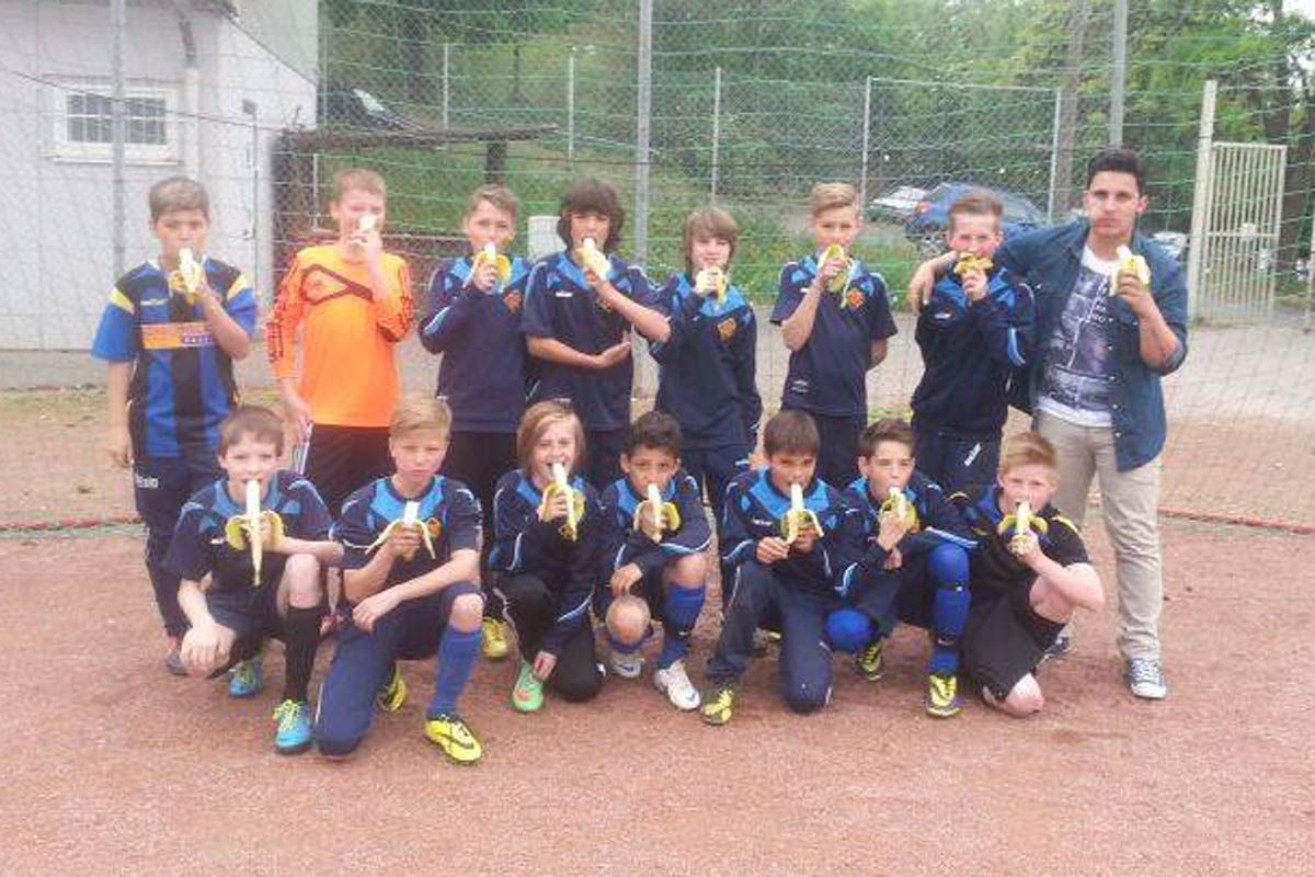 
                <strong>Koblenz U12</strong><br>
                Tolles Zeichen: Auch die Kleinsten machen mit. Die U12 der TuS Koblenz isst Bananen für den "guten Zweck".
              