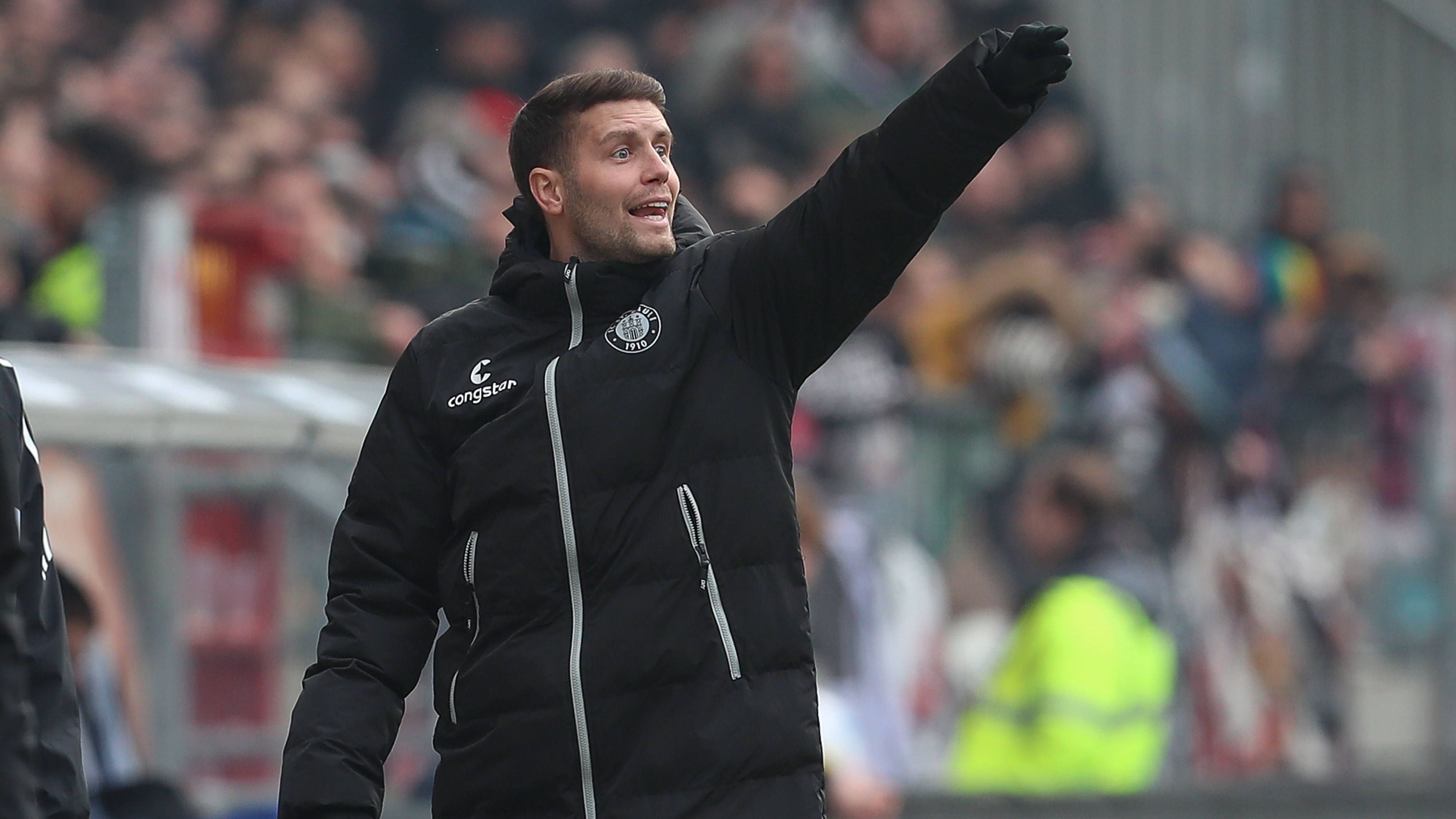 <strong>Fabian Hürzeler</strong><br>Auch Fabian Hürzeler - Trainer des FC St. Pauli - hat als Zweitliga-Coach die Begehrlichkeiten mehrerer Bundesligisten geweckt. Doch der 31-Jährige hat erst jüngst seinen Vertrag verlängert, zumal er mit den Hamburgern vor dem Aufstieg ins deutsche Oberhaus steht. Ohnehin ist es Hürzelers erste Profi-Station als Trainer, doch der Punkteschnitt von 2,21 spricht Bände.