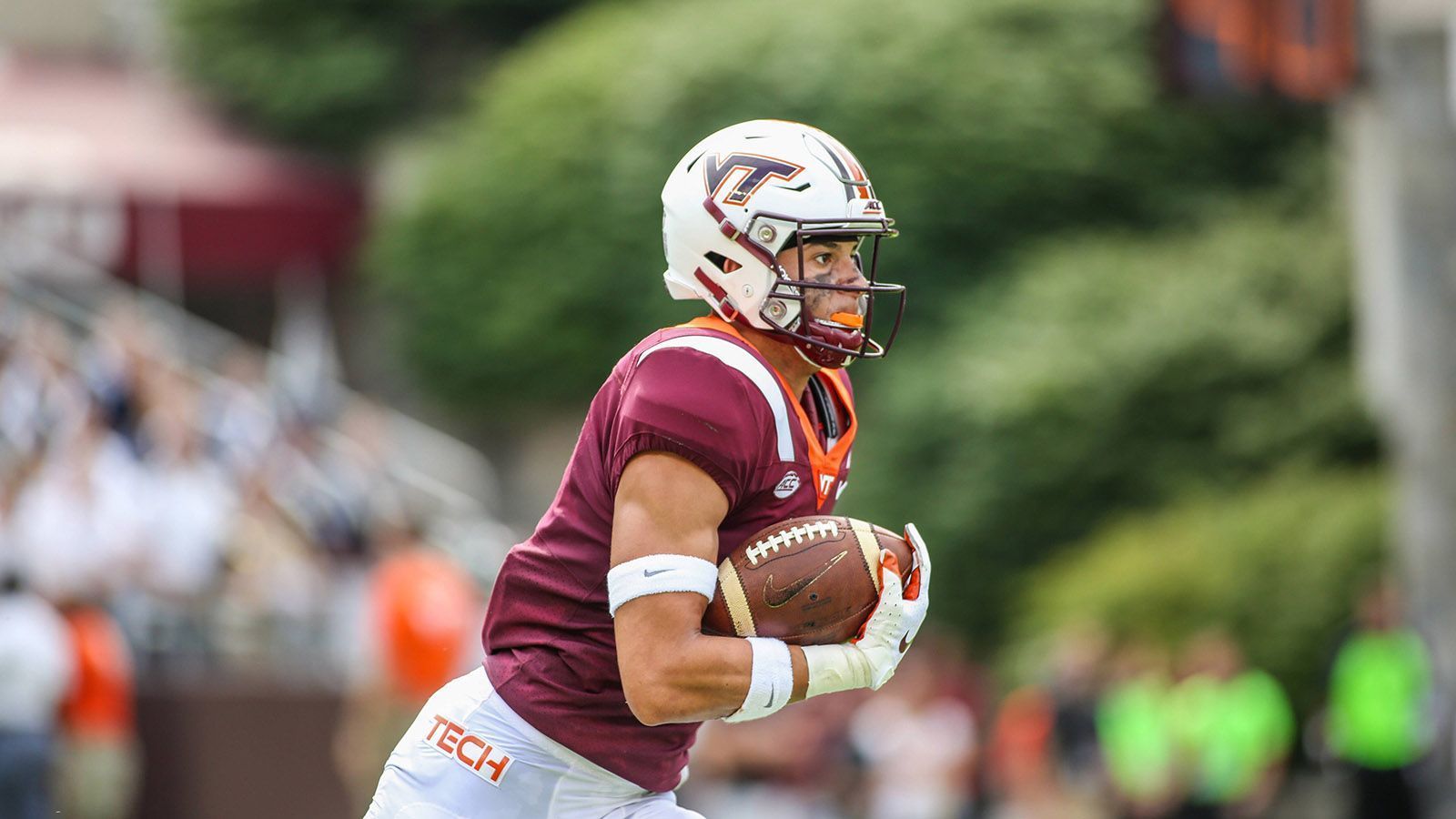 
                <strong>22. Pick: Tennessee Titans - Caleb Farley (Cornerback) CB4</strong><br>
                Die Titans haben vier Starter aus dem Defense Backfield verloren. Mit Caleb Farley bekommen sie den talentiertesten Cornerback im Draft. Ein Kreuzbandriss 2017, Covid Opt Out sowie eine Rücken-Operation lassen ihn bis hier fallen. Ein Risiko, aber wenn es klappt, hat man einen Star-Cornerback für Jahre.
              