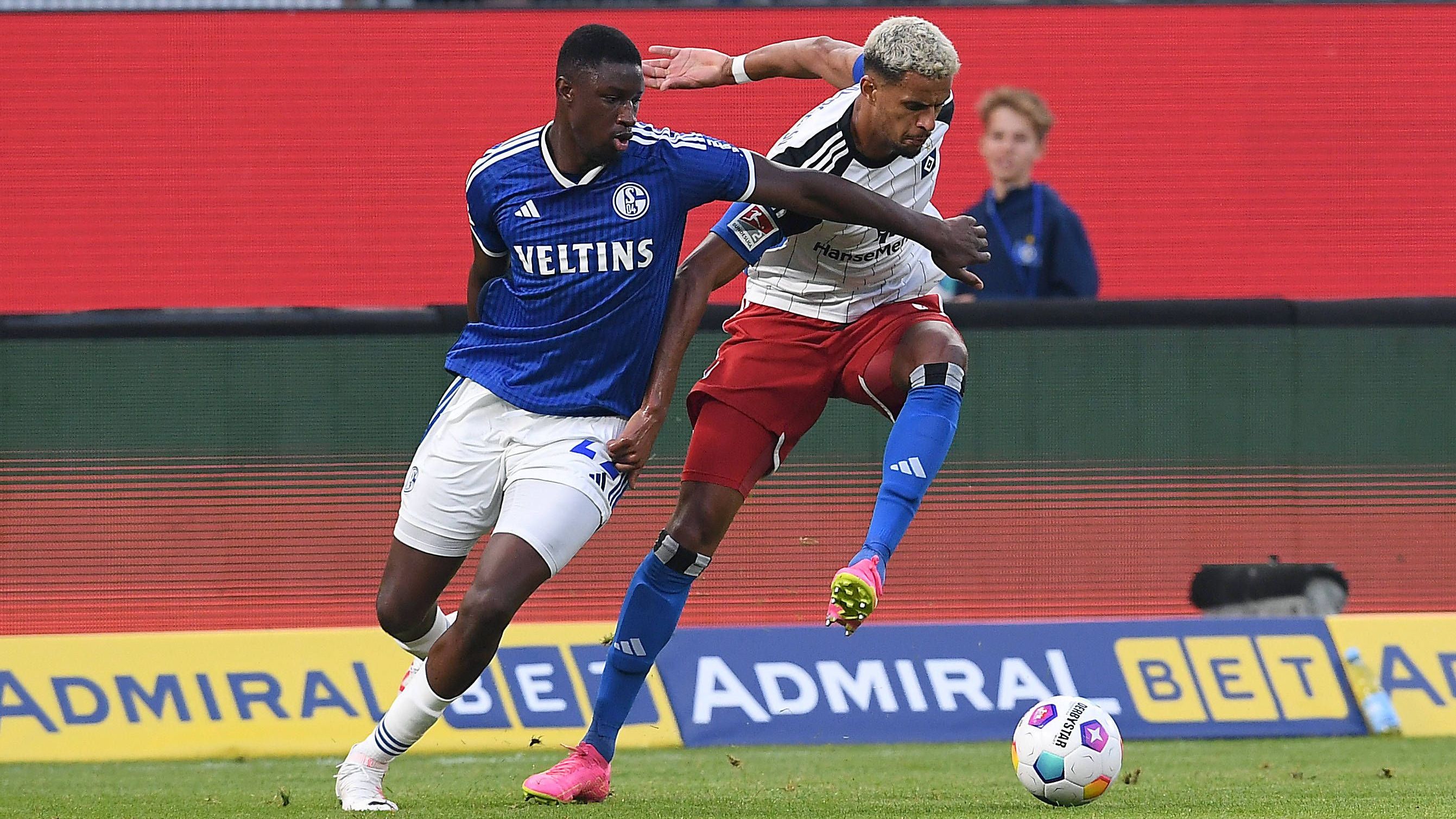 <strong>Robert Glatzel (Hamburger SV)</strong><br>Erzielt das erste Tor der Saison und ist auch darüber hinaus ständig anspielbereit. Absoluter Fixpunkt beim HSV. Das 3:2 bereitet er mit gutem Auge vor, beim 4:3 spielt er seine ganze Klasse selbst aus. <strong><em>ran</em>-Note: 1</strong>