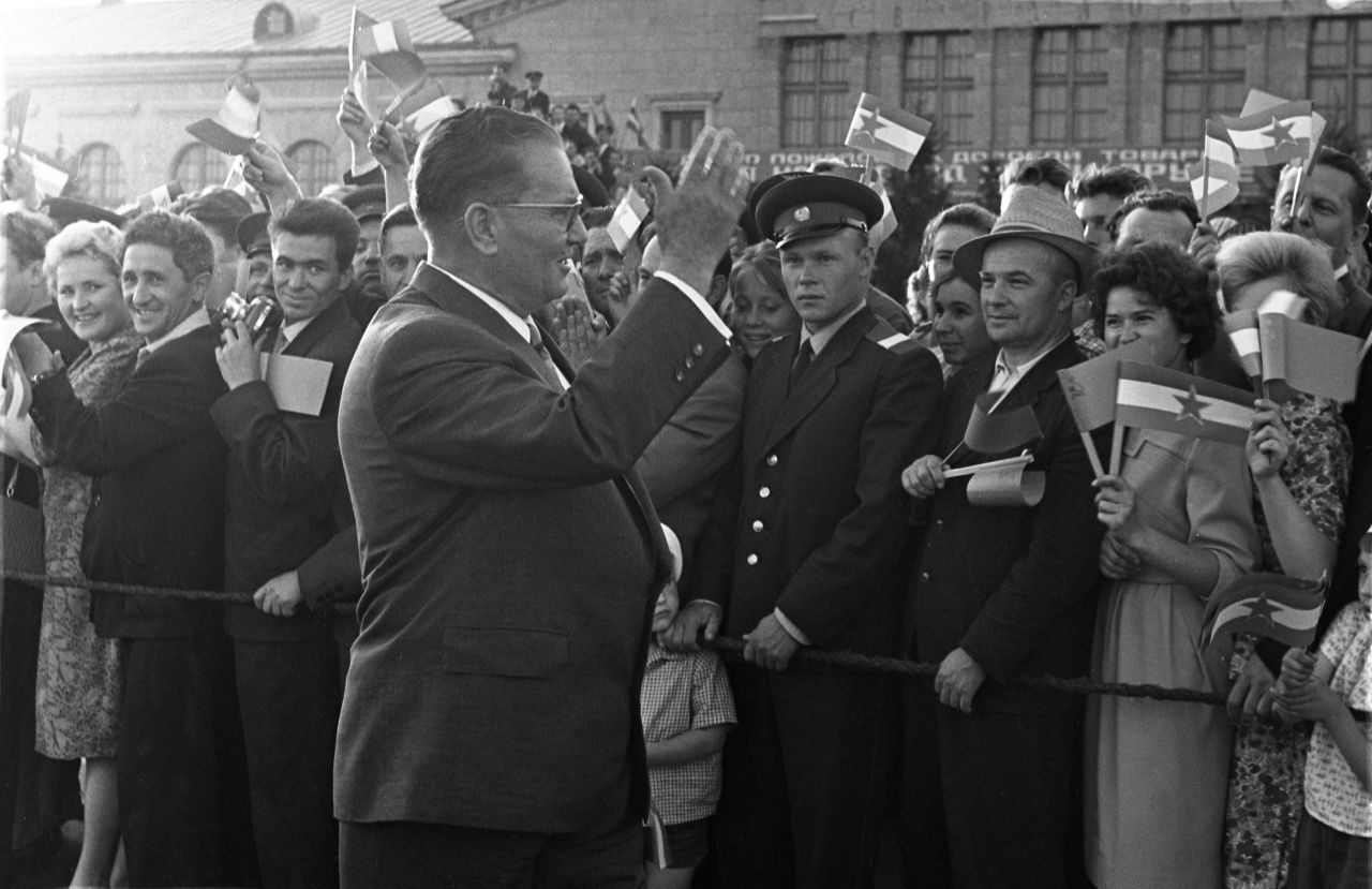 Titoismus: 1945 übernahm Jozip Broz Tito (1892 - 1980) die Macht in Jugoslawien. Ab 1948 wendete er sich von Stalin und dem sowjetischen Vorbild ab. Es kam zum Bruch, fast zum Krieg. Auch Tito regierte diktatorisch. Dennoch galten er und Jugoslawien als blockfrei, also nicht dem Ostblock und auch nicht dem kapitalistischen Westen angehörig. Tito erlaubte trotz sozialistischer Verstaatlichung kleine Privatunternehmen. Das erhö