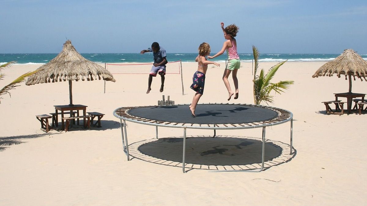 Trampolin Kinder Strand Pixabay