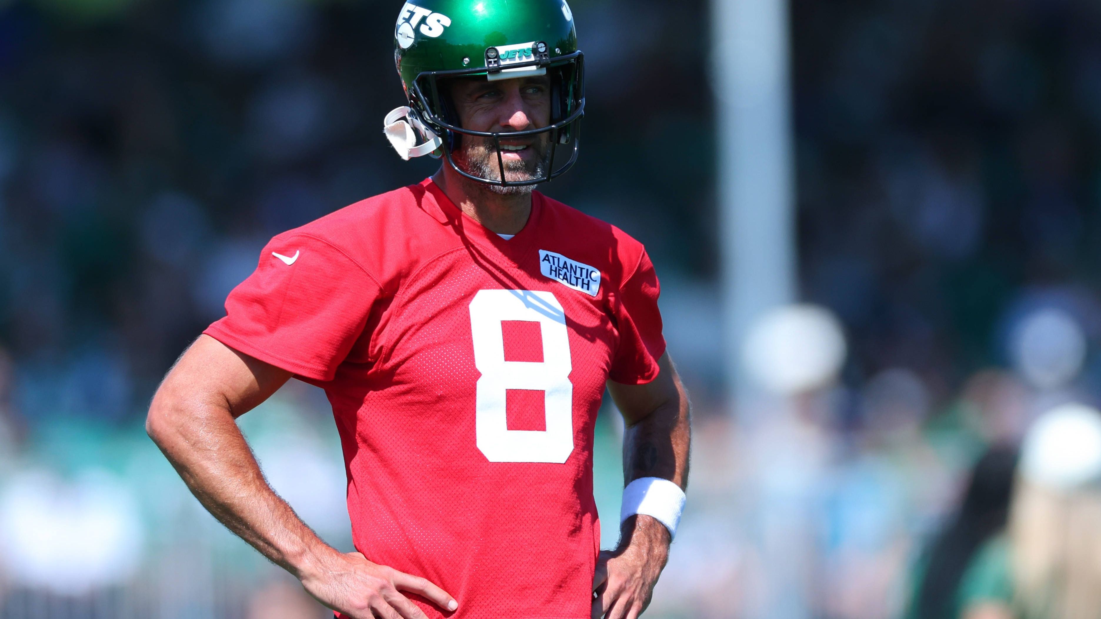 <strong>Aaron Rodgers</strong><br>Jüngst setzte Rodgers ein Zeichen: Der Quarterback und die New York Jets haben sich auf eine Umgestaltung seines Vertrags geeinigt. Rodgers verzichtet in dem Zuge auf Einnahmen in Höhe von 35 Millionen Dollar. Der Vertrag läuft über zwei Jahre und garantiert dem 39-Jährigen insgesamt 75 Millionen Dollar. Vorher hätten ihm knapp 110 Millionen Dollar zugestanden. Dieser Verzicht ist eine Möglichkeit, meist wird buchhalterisch getrickst, um Geld freizuschaufeln.