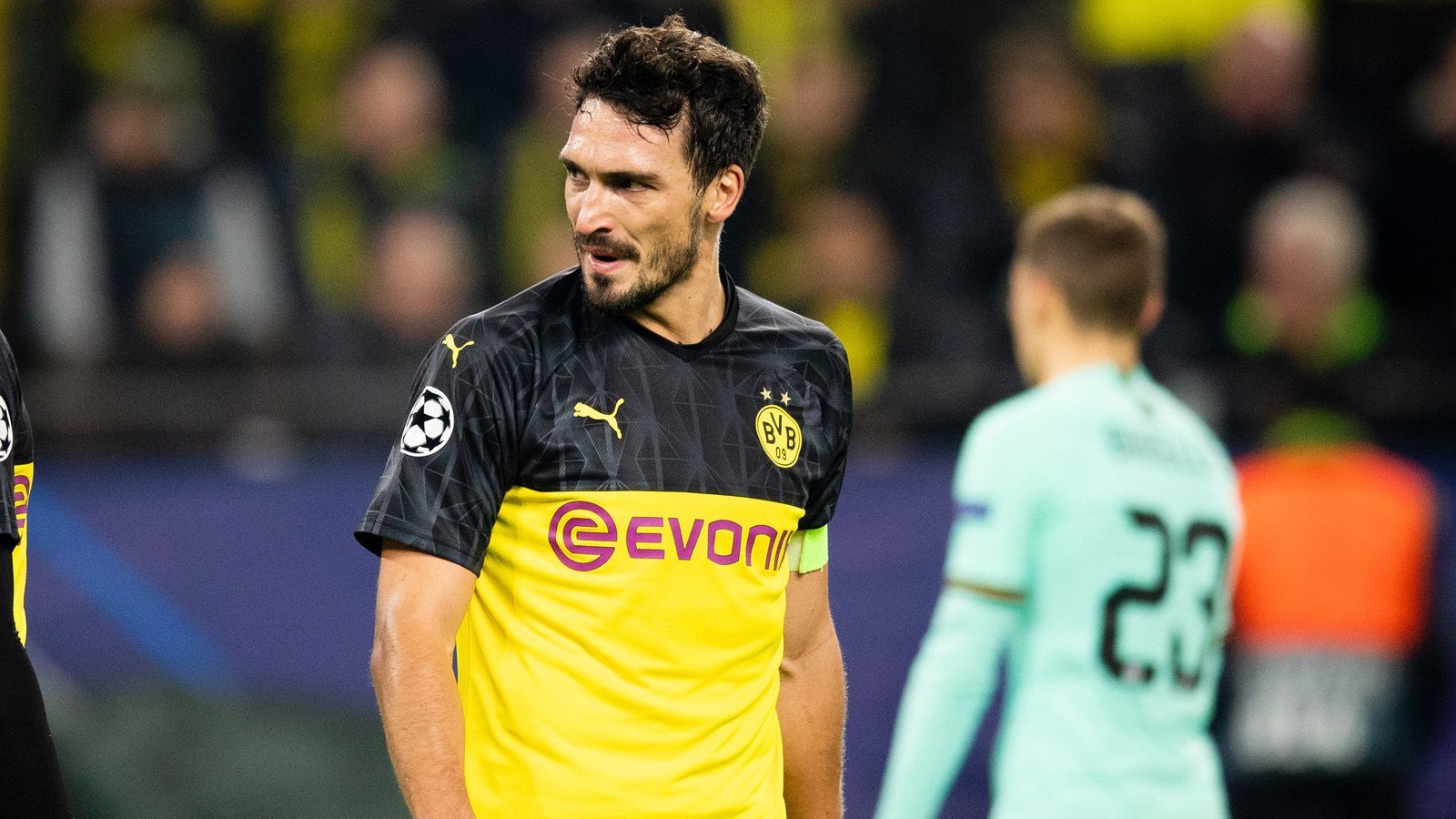 
                <strong>Mats Hummels</strong><br>
                Auch der Routinier hat seine liebe Mühe mit den Italienern, vor allem bei schnellen Kontern hat er öfter das Nachsehen, auch in einigen Zweikämpfen. Trotzdem sehr darauf bedacht, Ruhe ins Abwehrzentrum zu bringen. Lässt in Halbzeit zwei nichts mehr zu. ran.de-Note: 3
              