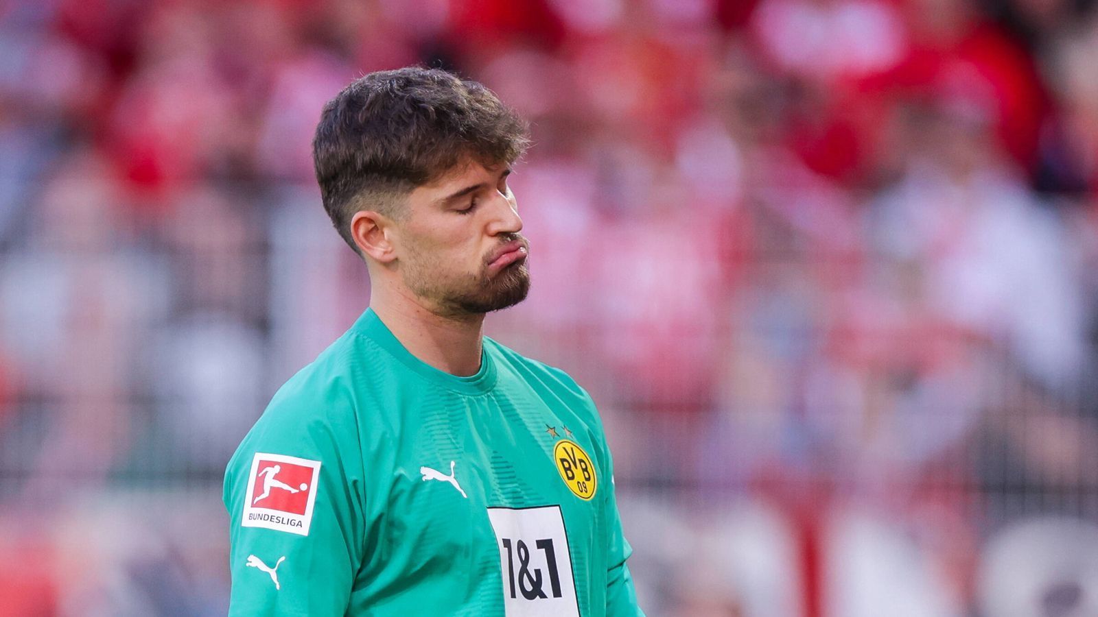 
                <strong>Union Berlin gegen Borussia Dortmund: BVB-Keeper Gregor Kobel mit Mega-Patzer im Spitzenspiel </strong><br>
                Alle Augen auf Gregor Kobel: Der BVB-Keeper sorgt schon zu Beginn des Spiels gegen Union Berlin für Aufsehen und leistet sich einen dicken Patzer. Damit bringt er sein Team früh auf die Verliererstraße. ran zeigt die Bilder zur kuriosen Szene.
              