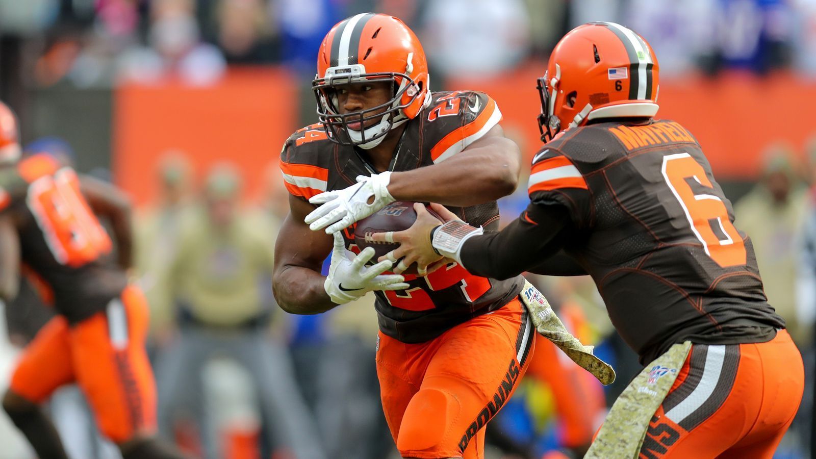 
                <strong>Rushing Offense: Cleveland Browns </strong><br>
                Die Cleveland Browns haben mit ihrer Bilanz von 6-7 noch minimale Chancen auf die Playoffs. Die Rushing Offense um Nick Chubb und Kareem Hunt soll in Woche 15 dabei helfen, die Arizona Cardinals zu bezwingen und die Playoff-Hoffnungen am Leben zu halten. Gegen den Lauf steht die "Cards"-Defense nur auf Platz 24 in der NFL, außerdem geht es für das Team von Kliff Kingsbury nur noch um die goldene Ananas. Die Browns liefern dagegen durchschnittlich 124,5 Yards pro Spiel ab und werden dementsprechend für Punkte sorgen. 
              