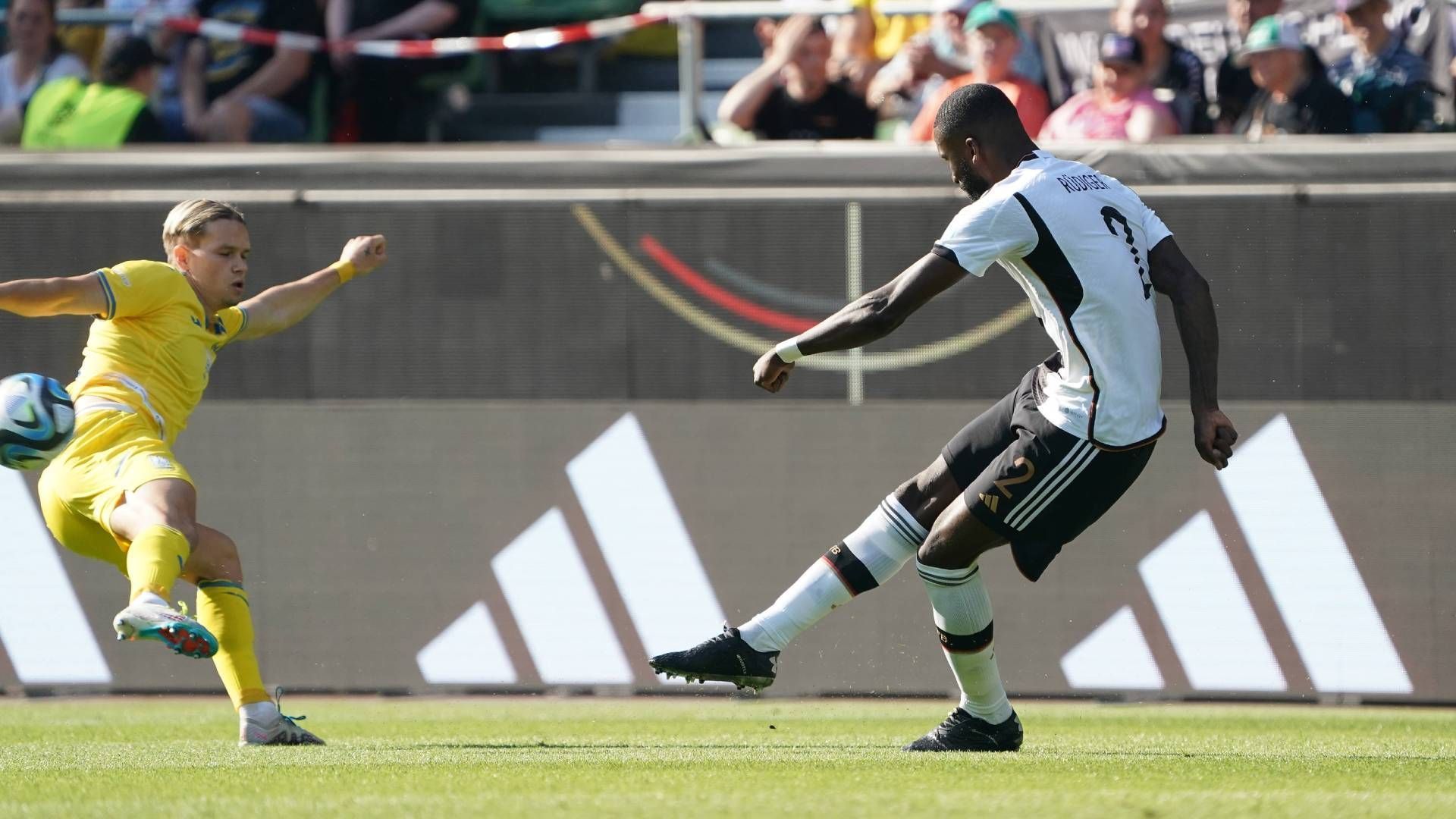 
                <strong>Antonio Rüdiger</strong><br>
                Sehr durchwachsener Auftritt des Verteidigers. Spielte vor dem Ausgleichstreffer (19.) zu forsch auf Abseits, was Torschütze Tsygankov Zeit und Raum verschaffte. Vier Minuten später "vollendete" der 30-Jährige einen Versuch von Mudryk dann gleich selbst ins eigene Tor. Oft hektisch und so nicht der Führungsspieler, den Bundestrainer Flick braucht. Verpasste den 2:3-Anschlusstreffer per Volley zu allem Überfluss knapp (74.). ran-Note: 5
              