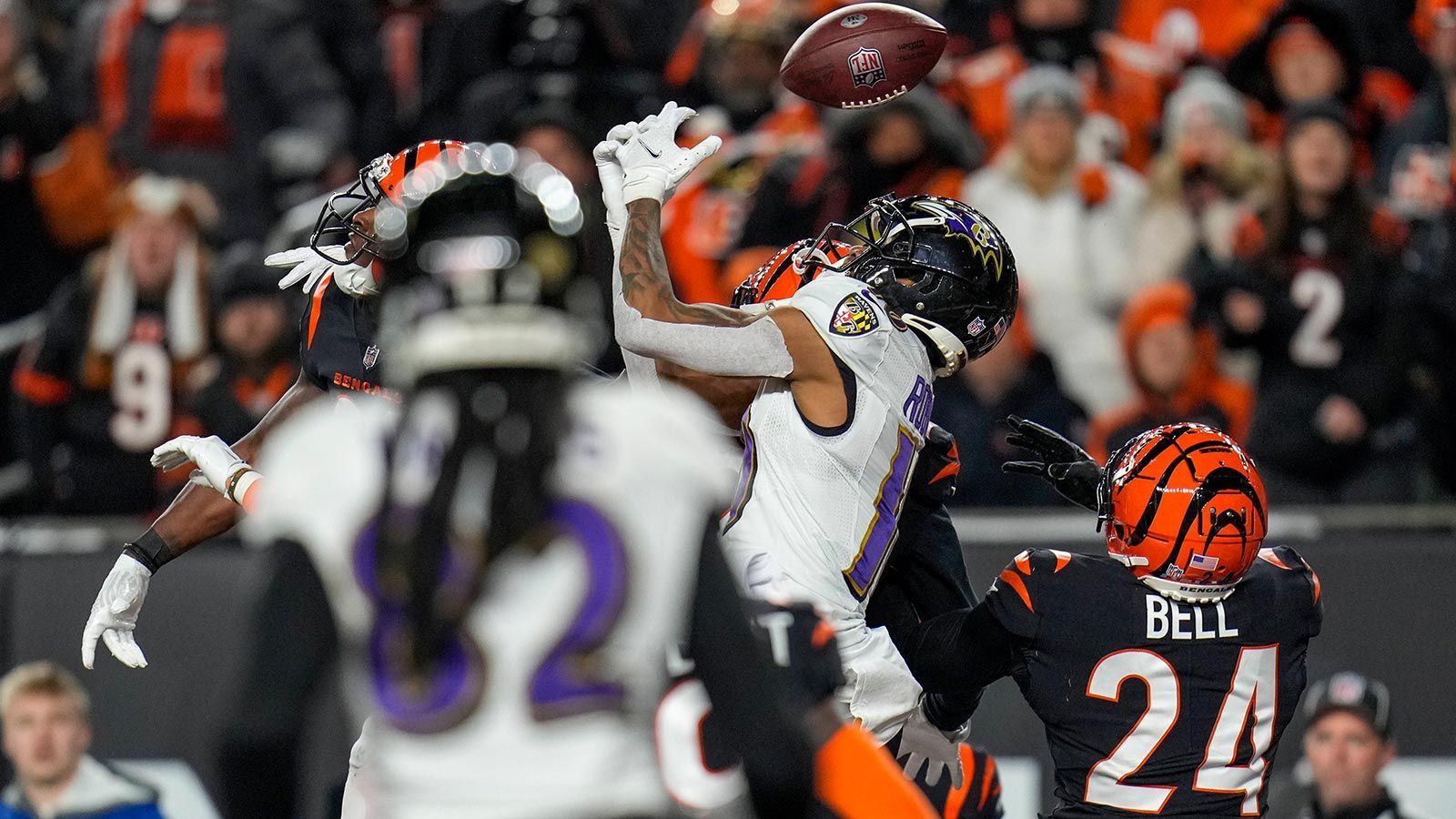 
                <strong>Baltimore Ravens – WR</strong><br>
                Unabhängig Personalie Lamar Jackson ist der Receiving-Corps der Baltimore Ravens seit Jahren ein Problem. Der einzige Neuzugang bisher ist Nelson Agholor, während Sammy Watkins und Demarcus Robinson aktuell noch keine Verlängerungen bekamen. Wenn nicht Odell Beckham Jr. oder etwa DeAndre Hopkins kommen, muss Baltimore seinen Erst-Runden-Pick in diese Position investieren. Sollte Lamar tatsächlich gehen oder einen Holdout anstreben, wird natürlich zunächst der QB die dringlichste Position.
              