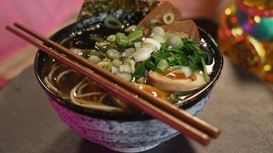 Lust auf eine Express-Ramen-Suppe? Dann probiere doch mal dieses Rezept für blanchierten Spinat als Einlage.