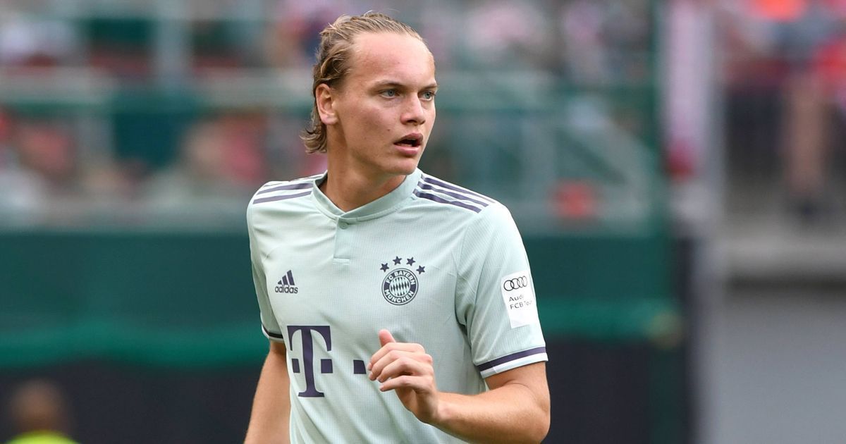 
                <strong>Ryan Johansson</strong><br>
                Auch Ryan Johansson kennt bereits das Gefühl mit den Bayern-Stars auf dem Platz zu stehen. Vergangene Saison wurde der Ire von Niko Kovac mit auf die Audi Sommer Tour genommen. Dort durfte der Mittelfeldspieler gegen die Topteams Paris St. Germain, Juventus Turin und Manchester City sein Können unter Beweis stellen. Johansson, dessen Vater aus Schweden und seine Mutter aus Irland stammt, wechselte im Sommer 2017 vom FC Metz nach München. In der vergangenen Saison zählte der 18-Jährige zum Stammpersonal der A-Junioren des Rekordmeisters, für die er insgesamt 19 Mal zum Einsatz kam.
              
