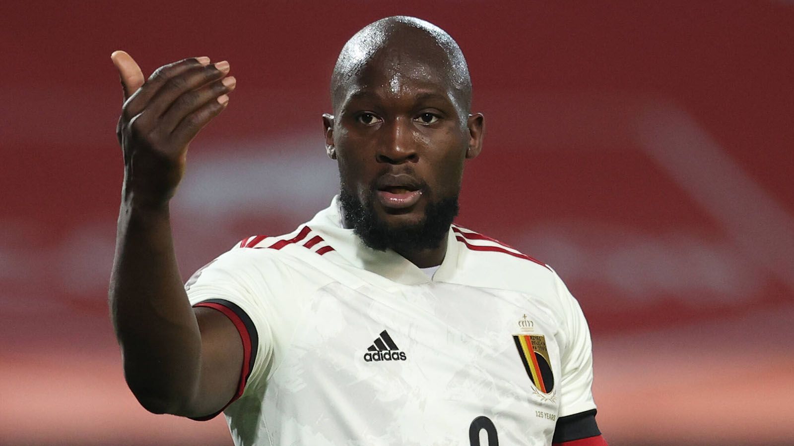 
                <strong>Romelu Lukaku (FC Chelsea)</strong><br>
                Der FC Chelsea holt den belgischen Stürmer Romelu Lukaku zurück an die Stamford Bridge, das gaben die Londoner am Donnerstag (12. August) bekannt. Lukaku unterschrieb bei den Blues einen Vertrag bis 2026. Zuvor war er bei Inter Mailand aktiv, von 2011 bis 2014 stand er bereits bei Chelsea unter Vertrag. Die Ablöse wird laut Medienberichten auf etwa 110 Millionen Euro beziffert. 
              