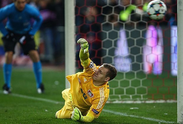 
                <strong>Platz 11: Bernd Leno (48,1 Prozent)</strong><br>
                ... der Torhüter von Bayer Leverkusen landet mit 13 weißen Westen auf Platz 11 der Liste. Aber die Saison hat ja noch ein paar Spiele!
              