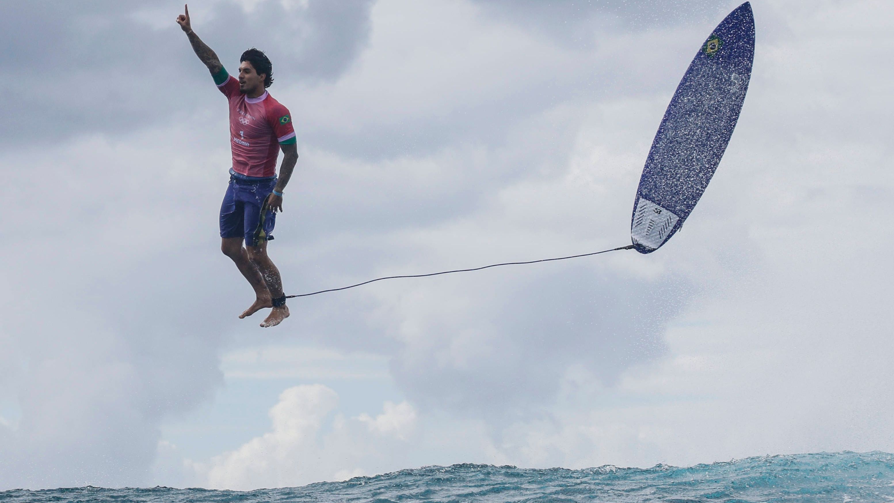 <strong>Olympia 2024: Die besten Bilder des vierten Tages</strong><br>Was für eine Performance! Erst stellt der brasilianische Surfer Gabriel Medina mit 9,9 von 10 Punkten einen neuen olympischen Rekord auf, dann jubelt er mit maximaler Aura.