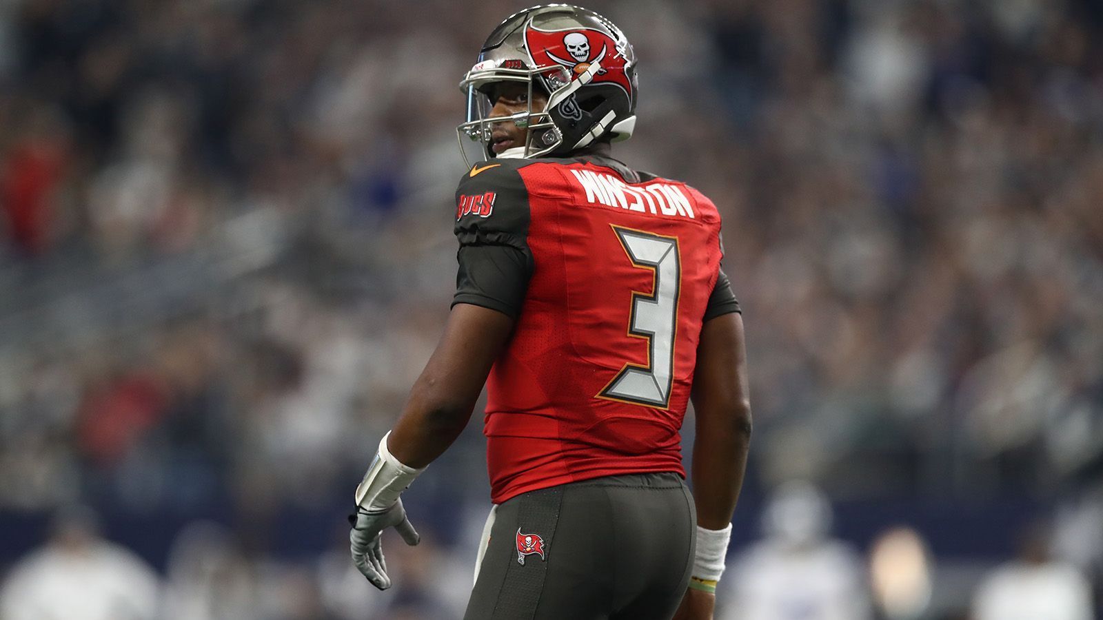 
                <strong>Jameis Winston</strong><br>
                Nachdem er von den Tampay Bay Buccaneers an erster Stelle des NFL Drafts 2015 ausgewählt wurde, hat "Famous Jameis" in Florida schwere Zeiten erlebt. Der 25-Jährige ist extrem Turnover-anfällig - in vier Jahren kommt er auf 58 Interceptions und 18 verlorene Fumbles. In dieser Saison wurde er zeitweise sogar zugunsten von Ryan Fitzpatrick auf die Bank verbannt. Auch abseits des Feldes sorgt der ehemalige Heisman-Trophy-Gewinner immer wieder für Negativschlagzeilen. In diesem Jahr wurde er für einen Vorfall mit einer Uber-Fahrerin für drei Spiele gesperrt. Der neue Buccaneers-Coach Bruce Arians scheint allerdings bereit zu sein, Winston noch eine weitere Chance geben. Arians kennt den Quarterback schon seit der High School und lobt seine Arbeitseinstellung: "Das ist unglaublich. Er ist immer um fünf Uhr morgens schon da. Ich zweifle nicht an seiner Bereitschaft, hart zu arbeiten. Jameis steht im Mittelpunkt dieses Projekts", erklärte Arians. Dennoch muss Winston jetzt liefern. Bisher hat er noch nicht unter Beweis gestellt, dass er ein Franchise-Quarterback für einen Contender sein kann und sein Rookie-Vertrag läuft nach der kommenden Saison aus.   
              