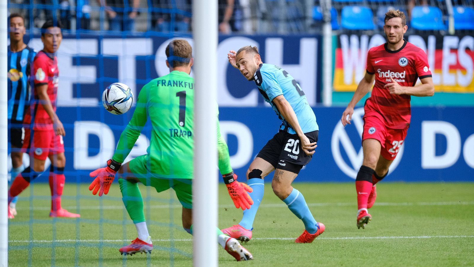 
                <strong>Drittligisten sind für Bundesligisten eine undankbare Aufgabe</strong><br>
                "Die Dritte Liga ist generell unangenehm zu bespielen", weiß Gladbachs Sportdirektor Max Eberl. Grund: Während sich die Drittligisten bereits seit zwei Spieltagen im Ligabetrieb befinden, bestreitet der Bundesligist im Pokal sein erstes Pflichtspiel. Zudem trainieren auch die Vereine der 3. Liga unter Profi-Bedingungen. Mit dem TSV 1860 München, dem VfL Osnabrück und dem SV Waldhof Mannheim setzten sich am Wochenende bereits drei Vereine aus der 3. Liga gegen einen höherklassigen Gegner durch.
              