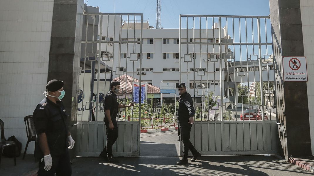 Das Al-Shifa-Krankenhaus im Gazastreifen platze aus allen Nähten, berichtet die Weltgesundheitsorganisation (WHO) und das UN-Palästinenserhilfswerk (UNRWA). 