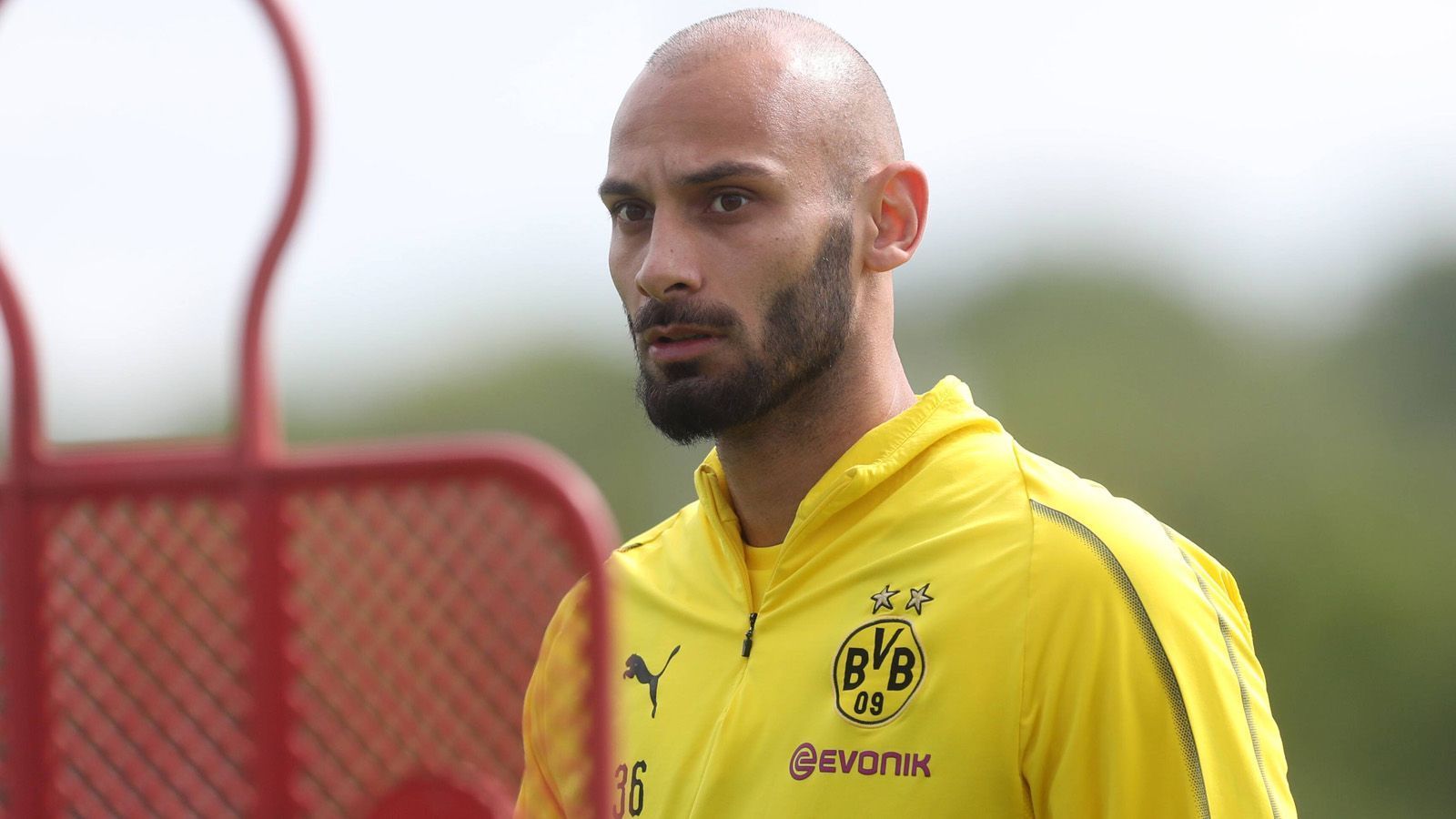 
                <strong>Ömer Toprak</strong><br>
                Bislang schien der Innenverteidiger als sicherer Streichkandidat. Doch zuletzt ließ Toprak verlauten, sich beim BVB durchsetzen zu wollen. Bei einem angemessenen Angebot dürften die Dortmunder dennoch nicht abgeneigt sein, ihn ziehen zu lassen.
              