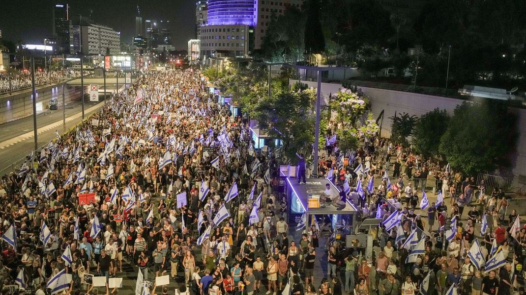 In Tel Aviv übten Demonstranten Druck auf die Regierung aus. (Archivbild)