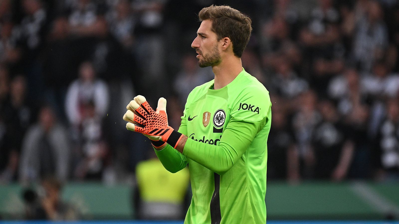 
                <strong>Kevin Trapp (Eintracht Frankfurt)</strong><br>
                Der deutsche Nationaltorhüter erlebt im Grunde einen arbeitsarmen Abend. Bei der ersten Großchance durch Werner bleibt er souverän, vereitelt so einen frühen Rückstand seiner Mannschaft. Ist bei den Gegentoren chancenlos. ran-Note: 3
              