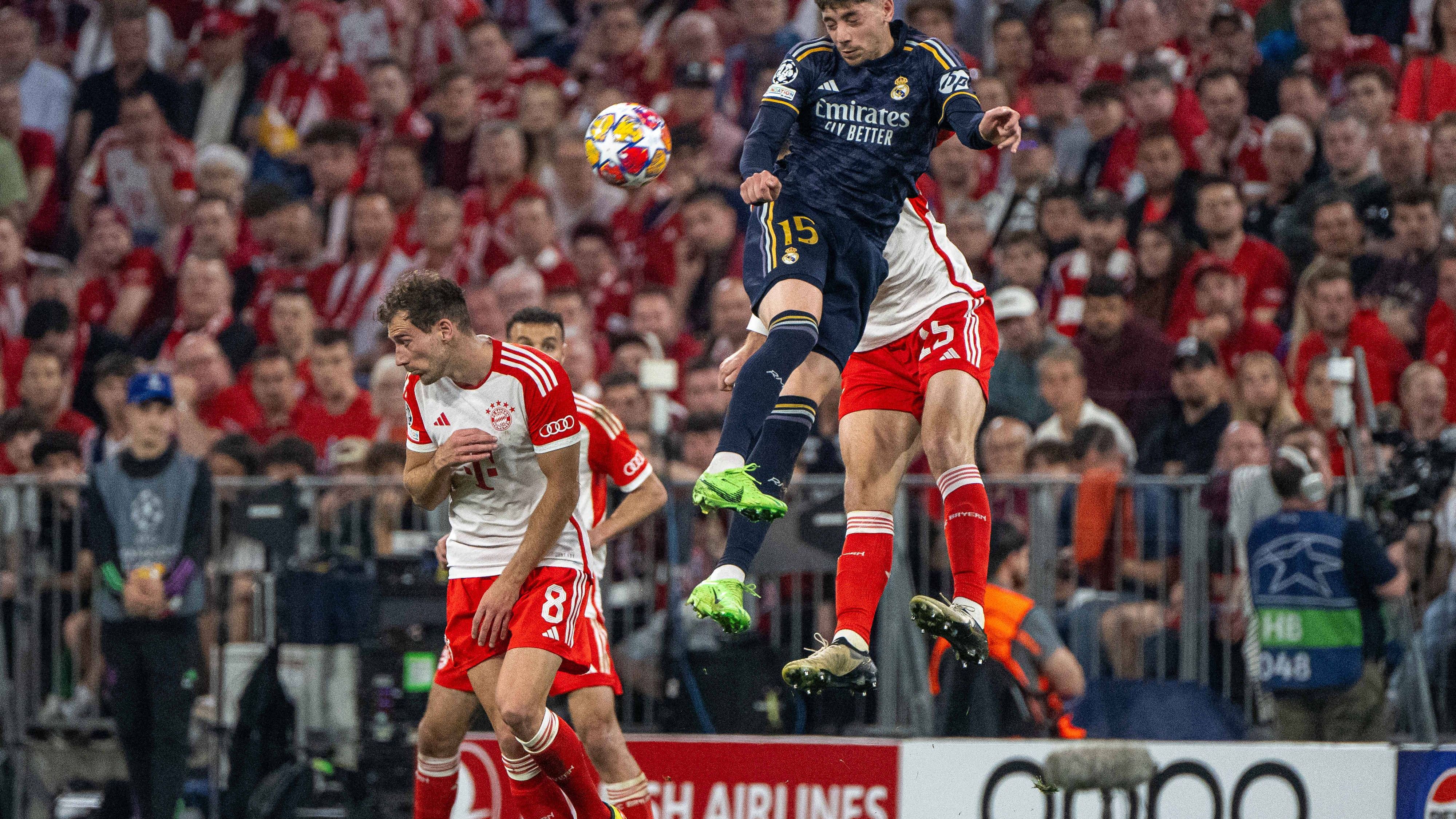 <strong>Leon Goretzka (FC Bayern)</strong><br>Führt seine Zweikämpfe im defensiven Mittelfeld solide und räumt Defensiv zunächst einiges ab, kann das Spiel in der Offensive aber zu selten antreiben – es fehlt an Kreativität. Muss zur Pause runter und macht Platz für Raphael Guerreiro. <strong><em>ran</em>-Note: 3</strong>