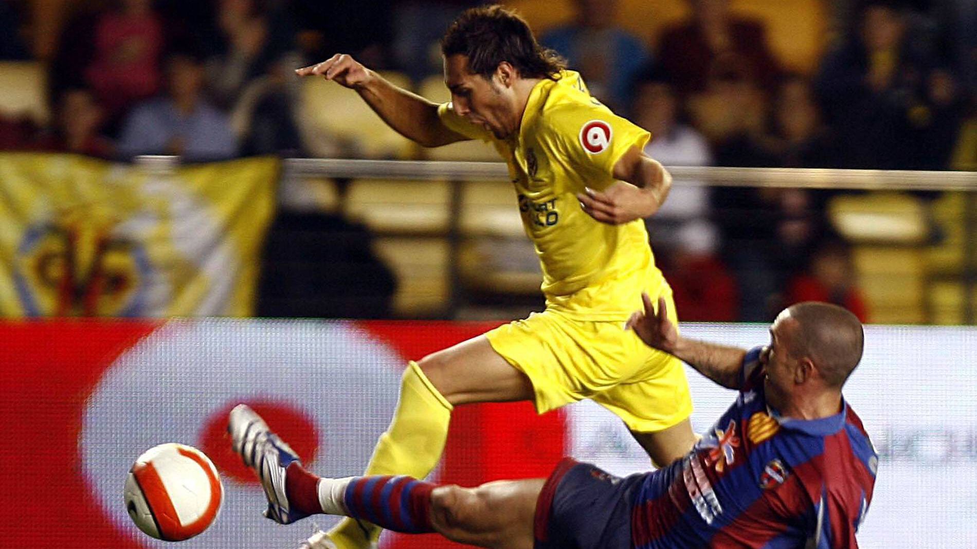 
                <strong>Erste Auszeichnung</strong><br>
                2007 wurde Cazorla zu Spaniens Fußballer des Jahres gekürt und war auch in der Nationalmannschaft eine feste Größe.
              