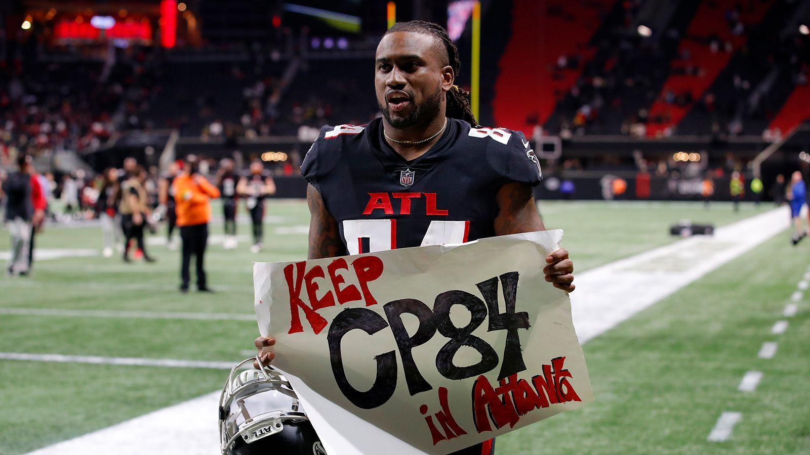 
                <strong>Atlanta Falcons: Cordarrelle Patterson</strong><br>
                Der Senkrechtstart von Cordarrelle Patterson ist gut dokumentiert. Unter Head Coach Arthur Smith blühte Patterson auf und sammelte insgesamt 1.166 Yards und elf Touchdowns. Patterson entwickelte sich zu einem der wenigen Lichtblicke der Falcons-Offense. Besitzer Arthur Blank kündigte bereits an, dass er "heilfroh wäre", wenn Patterson erneut für sein Team aus Atlanta aufläuft. 
              