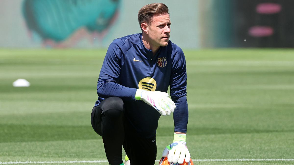 FC Barcelona, Barca v Real Madrid CF - La Liga EA Sports Marc-Andre ter Stegen trains during the match between FC Barcelona and Real Madrid CF, corresponding to week 35 of LaLiga EA Sports, at the ...