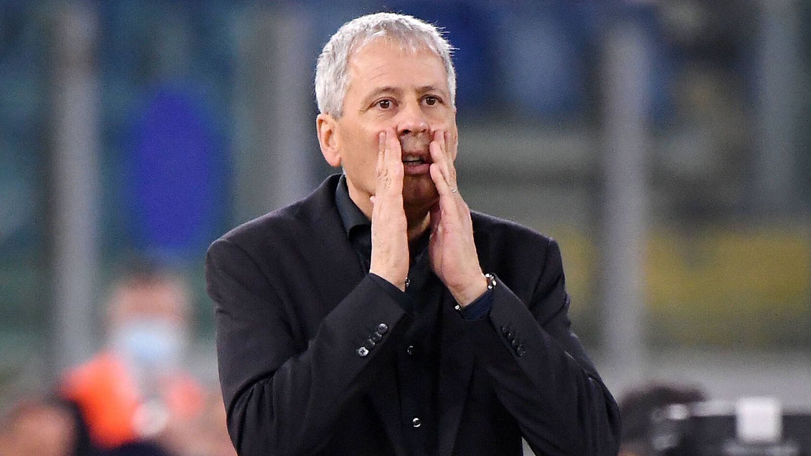 
                <strong>Lucien Favre (vereinslos)</strong><br>
                Es gibt allerdings auch noch weitere Namen. Wie Lucien Favre. 2011 wechselte Favre zum damaligen Schlusslicht Gladbach und läutete eine bis heute währende Erfolgsära ein. Nun ist der Schweizer nach seinem Aus in Dortmund wieder frei. Allerdings ist Max Eberl kein Freund von Rückholaktionen. Deshalb ist eine Rückkehr des Schweizers nur schwer vorstellbar.
              