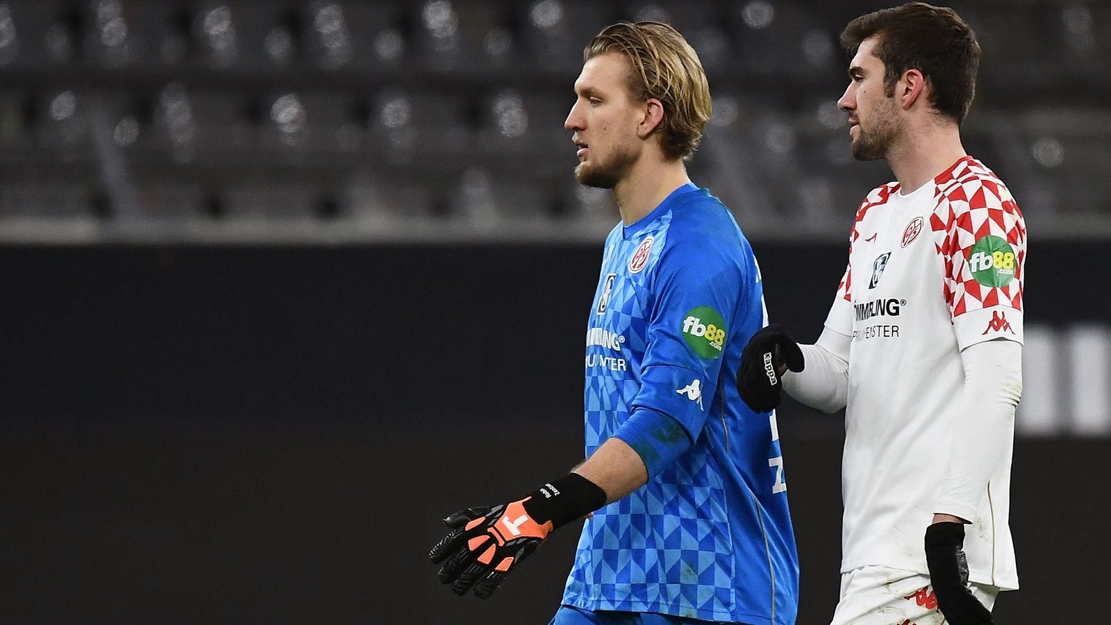 
                <strong>1. FSV Mainz 05: Zehn Eigengewächse</strong><br>
                Eigengewächse im Kader: Robin Zentner (li.), Stefan Bell (re.), Finn Dahmen, Leandro Barreiro, Jonathan Burkardt, Niklas Tauer, Paul Nebel, Merveille Papela, Marius Liesegang und Lasse Rieß - Bundesliga-Einsätze der Eigengewächse für ihren Klub insgesamt: 373
              