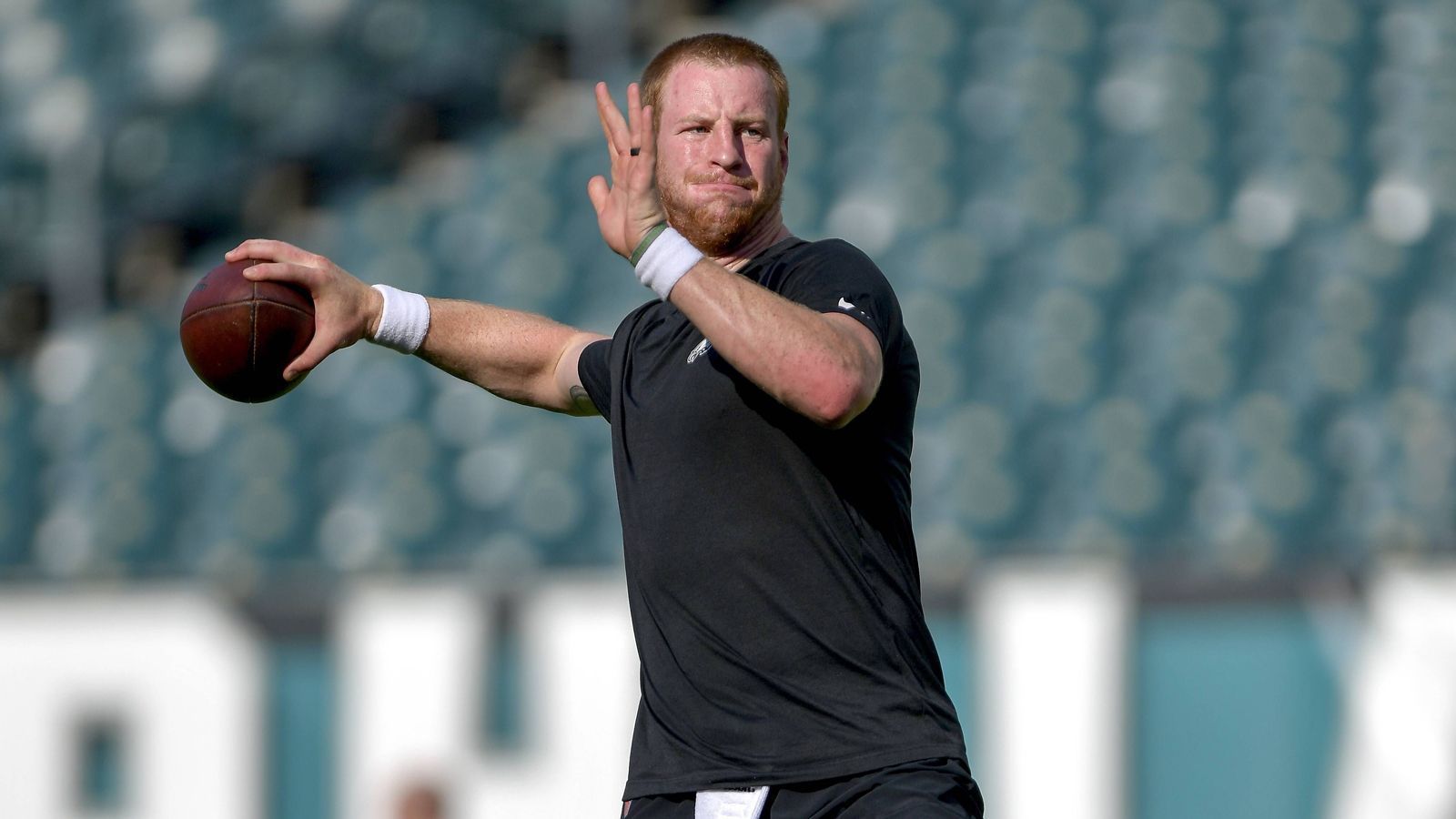 <strong>Platz 18: Carson Wentz</strong><br>Wentz gilt als tragische Figur. 2017 war er bei den Philadelphia Eagles auf MVP-Kurs. Ebnete sogar den Weg zum Super-Bowl-Sieg. Im Finale selbst stand er aufgrund einer Knieverletzung nicht auf dem Platz. Ein Rückschlag für seine ganze Karriere. Wentz kam nie ganz zurück und spielte fortan nur noch als BackUp bei mehreren Teams eine Rolle. <a href="https://www.ran.de/sports/american-football/nfl/news/die-kansas-city-chiefs-sind-auf-den-super-gau-vorbereitet-ein-kommentar-358697">Diese Offseason wechselte er zu den Kansas City Chiefs</a>.&nbsp;