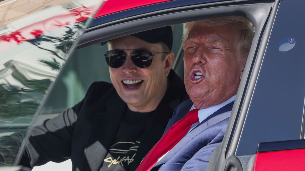 US-Präsident Donald Trump (r) und Tesla-CEO Elon Musk.