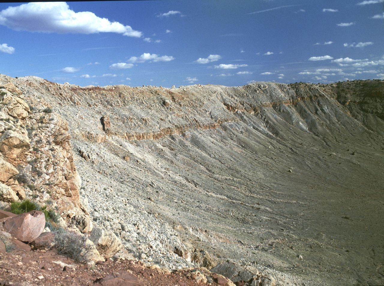Nicht die größte, aber wohl die beeindruckendste Einschlagstelle eines Meteoriten: Der Barringer-Krater in Arizona ist so gut erhalten, weil er "nur" 50.000 Jahre alt ist. Sein Durchmesser beträgt etwa 1,2 Kilometer.